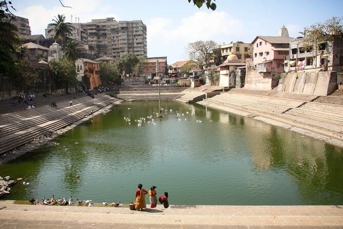 Banganga Walkeshwar Walking Tour - Reading the memorial stones and deepstambhas