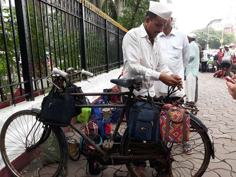 Best Combo Tour: Dabbawalas, Dhobi Ghat and Slum with Train - Seeing the dabbawalas at work