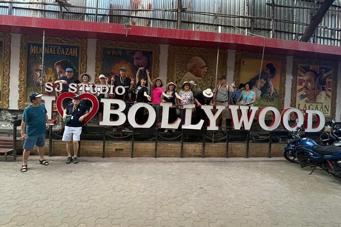 Bollywood Sightseeing and Celebrity Homes Tour by Private Car - Bandra Bandstand and the Celebrity Homes