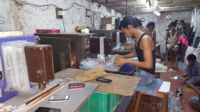 Dhobi Ghat Laundry and Dharavi Slum Tour with Local Train