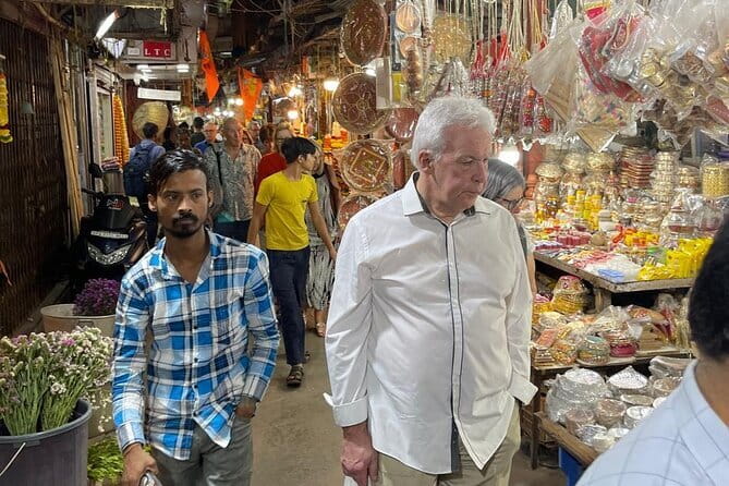 Mumbai Bazaar Walking Tour - Reading Mumbai’s fabric trade at Mangaldas Market