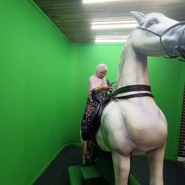 Mumbai: Bollywood Studio Guided Tour with Tickets - What Bollywood looks like from the inside