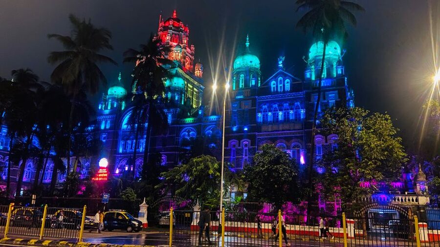 Mumbai: Day & Night City Tours with Multiple Add On Options - Food choices, from pav bhaji to a family meal