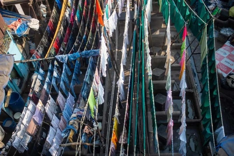 Mumbai: Dharavi Slum and Dhobi Ghat Laundry Tour - The 15-minute Mumbai local train ride