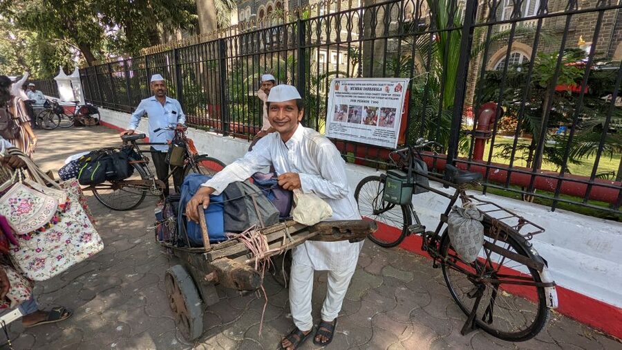 Mumbai: Dharavi Slum, DhobiGhat, and Dabbawallas Tour - Seeing dabbawallas near Churchgate
