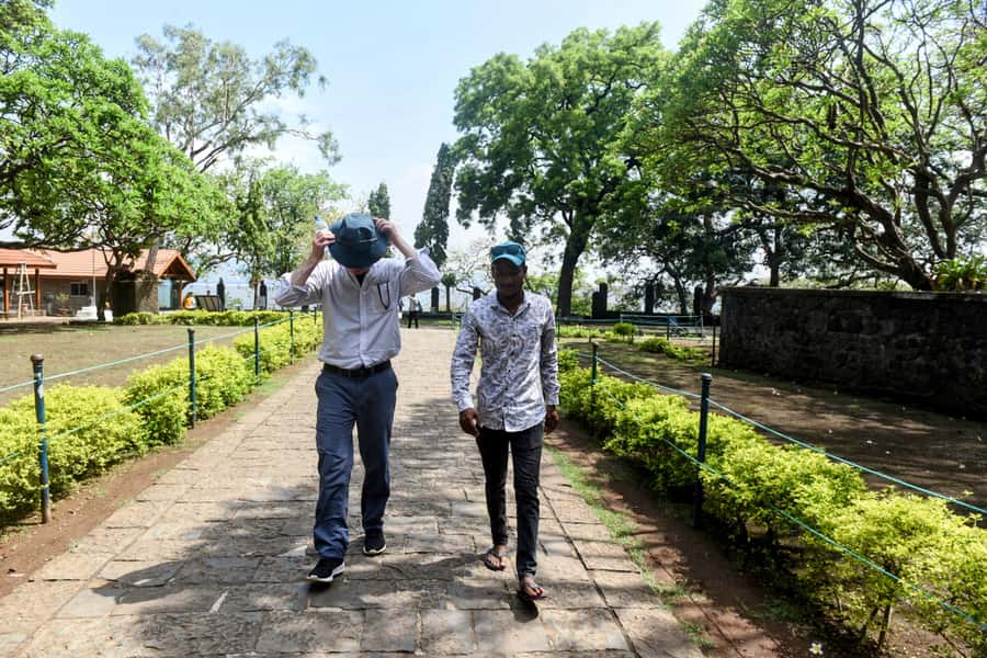 Mumbai: Elephanta Caves: Island Tour With Options - Reading the Trimurti and the cave carvings