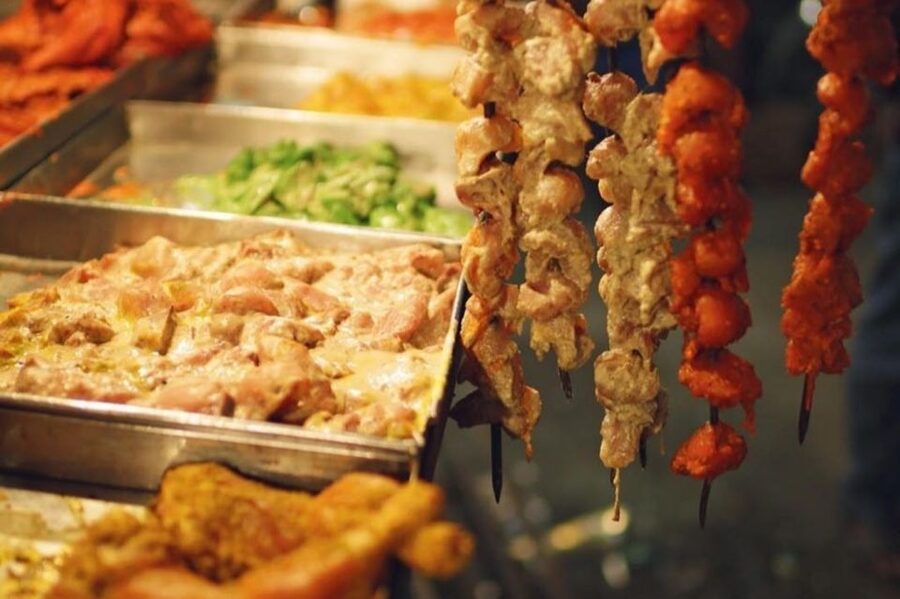 Mumbai: Evening Local Street Food Tour with Sightseeing - Guides, Group Size, and the Feel of the Evening