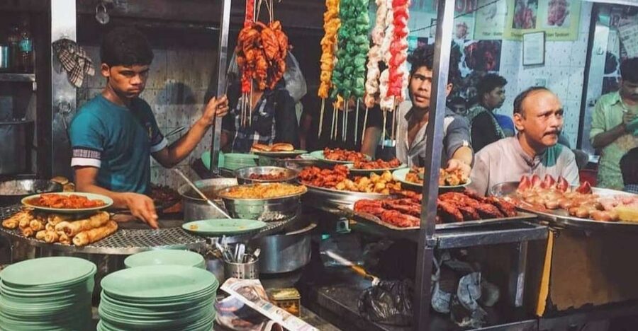 Mumbai: Evening Local Street Food Tour with Sightseeing - Mumbai Landmarks Between the Food Stops