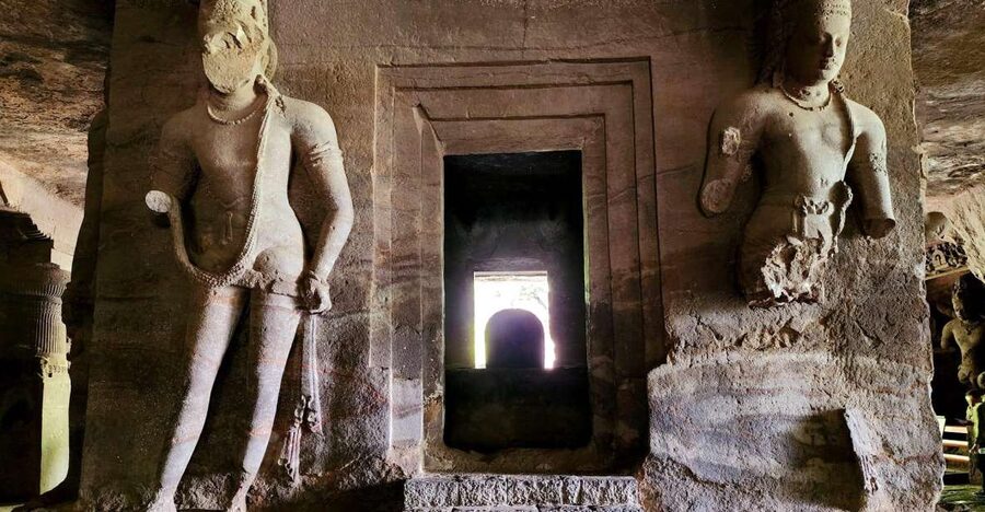 Mumbai: Kanheri Buddhist Caves & Moanstry Guided Tour - Entering the Kanheri cave complex