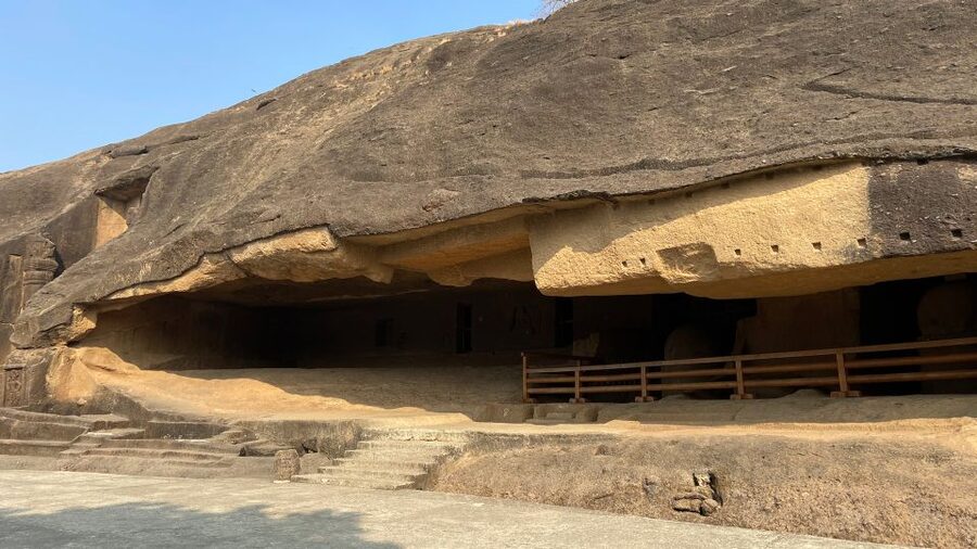 Mumbai: Kanheri Caves and The Golden Pagoda Temple - Two Buddhist sites, two very different moods