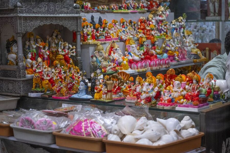 Mumbai: Local Markets & Temples Tour - Mumbadevi Temple and the name of Mumbai