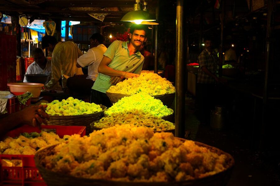 Mumbai: Local Transport & Dabbawallah Tour - Black-and-yellow taxis and the practical middle of the route