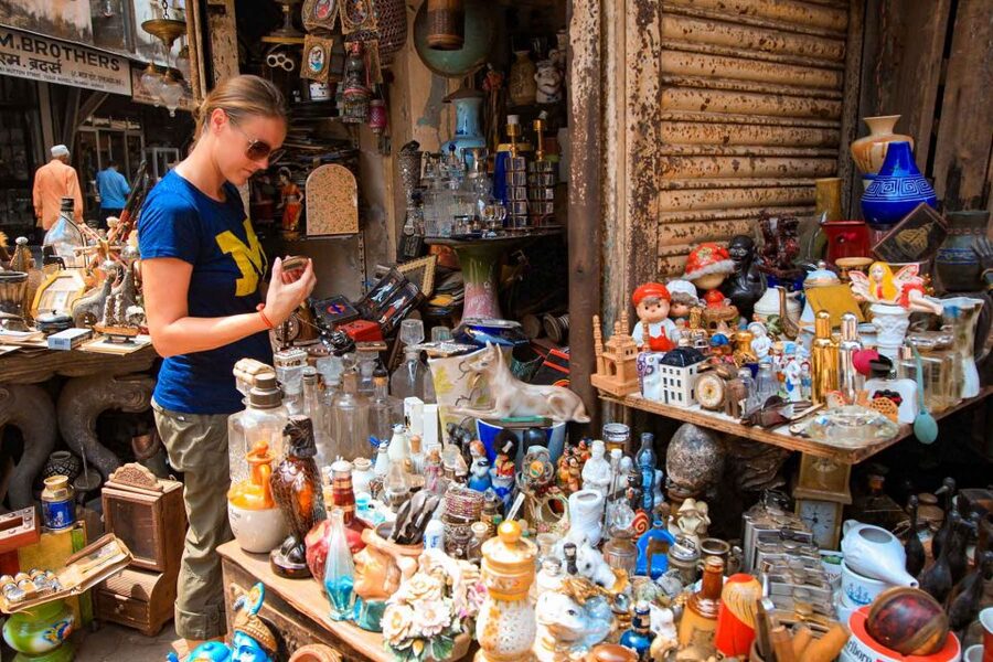 Mumbai: Local Transport & Dabbawallah Tour - Starting near Regal Cinema and entering the city