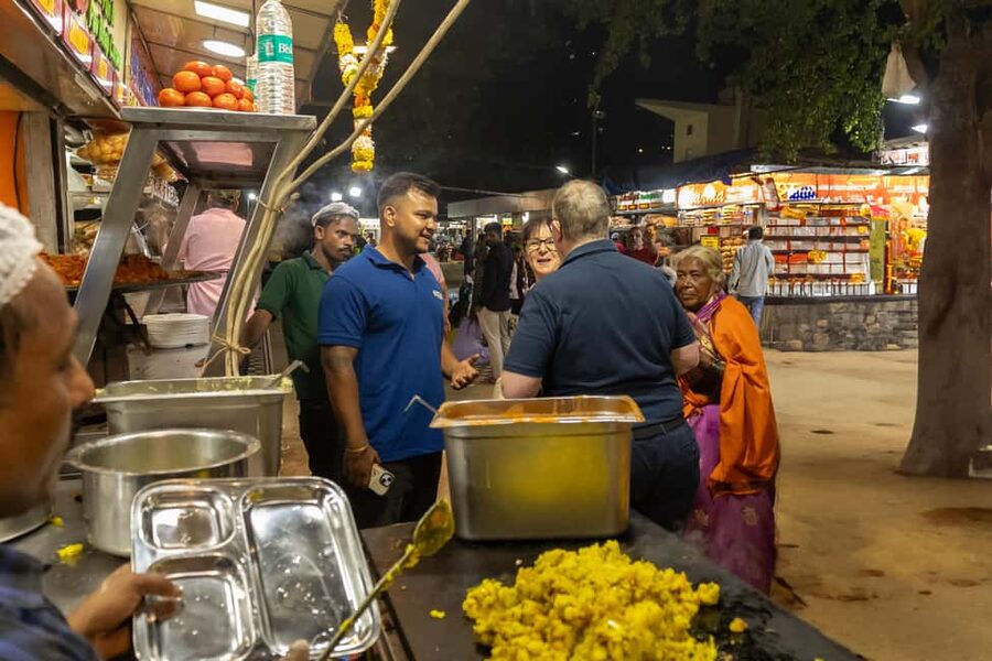 Mumbai Market and Temple Tour With Cow Shelter Visit - Mangaldas Market and the fabric trade