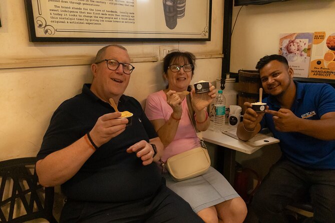 Mumbai Market and Temple Tour With Local Street Food - Khau Gali turns lunch into a tasting session