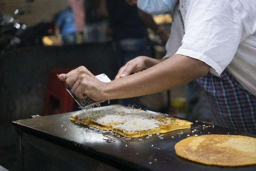 Mumbai: Street Food Tour - Save room for rabdi, gulab jamun, jalebi, and kulfi