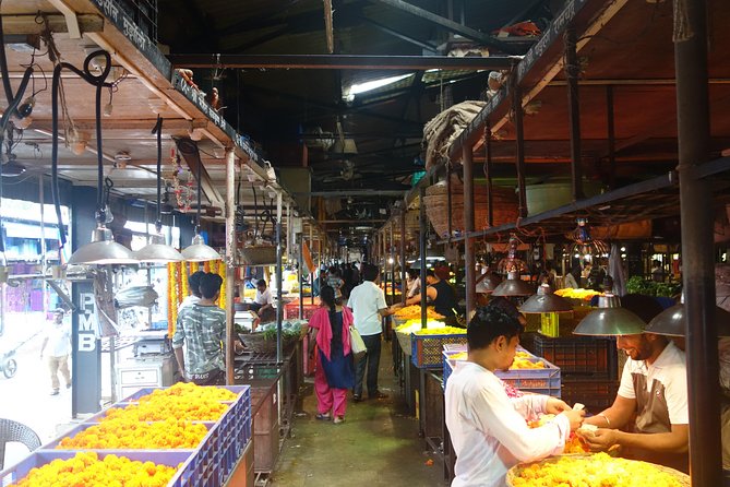 Private Half-Day Mumbai Sightseeing Tour by Public Transportation - Dadar Market and Mumbai’s flower trade