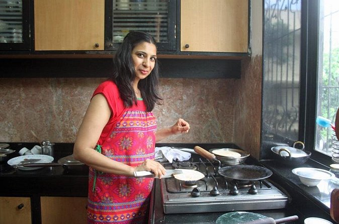 Private Market Tour and Vegetarian Cooking Class in Mumbai - What the private format adds