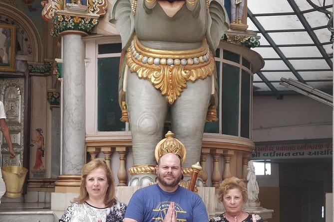 Sacred sites Mumbai tour: Hinduism, Christianity, Judaism & more - Babulnath Temple and Hindu traditions in Mumbai